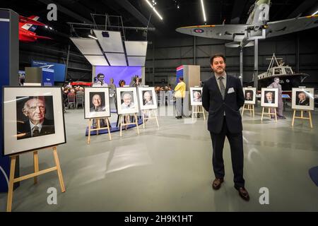 Il fotografo Mike Stone con vari suoi ritratti di veterani ebrei della RAF a Hidden Heroes, un evento che celebra il ruolo svolto da volontari ebrei nella Royal Air Force durante la seconda guerra mondiale, al RAF Museum di Londra. L'evento è parte delle celebrazioni per il centenario della RAF. Data foto: Giovedì 15 novembre 2018. Il credito fotografico dovrebbe essere: Richard Grey/EMPICS Foto Stock