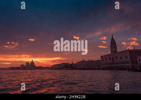 Vista generale di Venezia al tramonto. Da una serie di foto di viaggio in Italia. Data foto: Lunedì 11 febbraio 2019. Il credito fotografico dovrebbe essere: Richard Grey/EMPICS Foto Stock