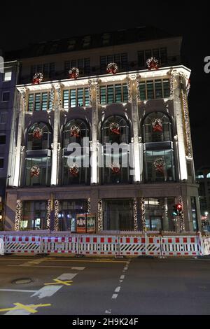 Decorazioni natalizie nei negozi nei pressi dell'Unter Den Linden nel centro di Berlino, Germania, Europa. Foto Stock