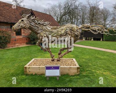 Tilt, da una collezione di sculture di James Doran-Webb realizzate in legno di driftwood trovato nei mari intorno alle Filippine in mostra sul campo da golf di Harleyford vicino a Marlow. Data foto: Venerdì 8 marzo 2019. Il credito fotografico dovrebbe essere: Richard Grey/EMPICS Foto Stock