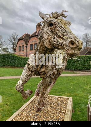 Tilt, da una collezione di sculture di James Doran-Webb realizzate in legno di driftwood trovato nei mari intorno alle Filippine in mostra sul campo da golf di Harleyford vicino a Marlow. Data foto: Venerdì 8 marzo 2019. Il credito fotografico dovrebbe essere: Richard Grey/EMPICS Foto Stock