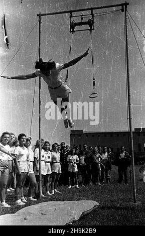 Warszawa, 1948-08. Pierwsze ogólnopolskie Igrzyska Sportowe Zwi¹zków Zawodowych (19-22.VIII) na stadionie Wojskowego Klubu Sportowego Legia, w których rywalizowali w 11 dyscyplinach reprezentanci 17 zwi¹zków zawodowych. NZ. Gimnastyka, æwiczenia na kó³kach. ka PAP Dok³adny dzieñ wydarzenia nieustalony. Varsavia, 1948 agosto. I Giochi sportivi dei sindacati nazionali (agosto 19-22) a Legia, lo stadio sportivo militare in cui i rappresentanti di 17 sindacati si sfidano in 17 discipline. Nella foto: Gimnstaics, ring exercise. ka PAP Foto Stock