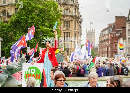 Una donna vestita come statua di libertà che protestava contro la visita di stato del presidente Donald Trump nel Regno Unito a Trafalgar Square, Londra. Data foto: Martedì 4 giugno 2019. Il credito fotografico dovrebbe essere: Richard Grey/EMPICS Foto Stock