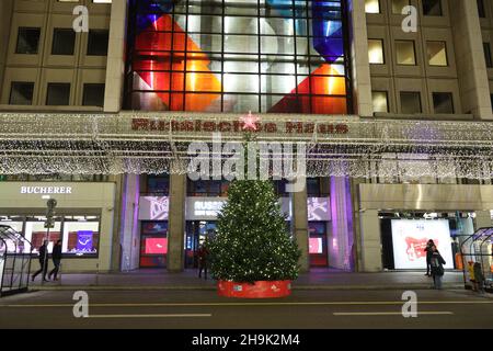 Vista frontale del negozio e ornato albero di Natale vicino a Unter den Linden nel centro di Berlino, Germania, Europa. Foto Stock