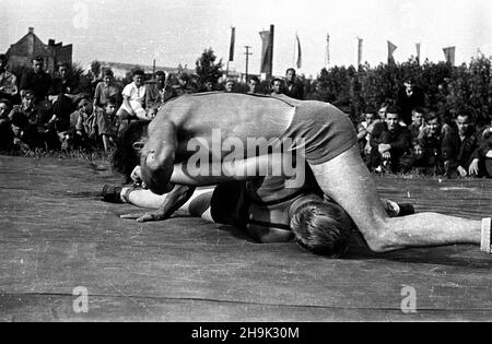 Warszawa, 1948-08. Pierwsze ogólnopolskie Igrzyska Sportowe Zwi¹zków Zawodowych (19-22.VIII) na stadionie Wojskowego Klubu Sportowego Legia, w których rywalizowali w 11 dyscyplinach reprezentanci 17 zwi¹zków zawodowych. Zapasy. ka PAP Dok³adny dzieñ wydarzenia nieustalony. Varsavia, 1948 agosto. La prima competizione sportiva sindacale nazionale (agosto 19-22) che si tiene allo stadio del Club militare sportivo Legia. La manifestazione ha riunito rappresentanti di 17 sindacati che hanno gareggiato in 11 discipline. Nella foto: Un concorso di wrestling. ka PAP Foto Stock