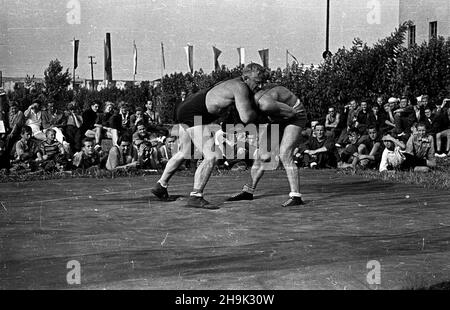 Warszawa, 1948-08. Pierwsze ogólnopolskie Igrzyska Sportowe Zwi¹zków Zawodowych (19-22.VIII) na stadionie Wojskowego Klubu Sportowego Legia, w których rywalizowali w 11 dyscyplinach reprezentanci 17 zwi¹zków zawodowych. Zapasy. ka PAP Dok³adny dzieñ wydarzenia nieustalony. Varsavia, 1948 agosto. La prima competizione sportiva sindacale nazionale (agosto 19-22) che si tiene allo stadio del Club militare sportivo Legia. La manifestazione ha riunito rappresentanti di 17 sindacati che hanno gareggiato in 11 discipline. Nella foto: Un concorso di wrestling. ka PAP Foto Stock