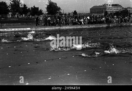 Warszawa, 1948-08. Pierwsze ogólnopolskie Igrzyska Sportowe Zwi¹zków Zawodowych (19-22.VIII) na stadionie Wojskowego Klubu Sportowego Legia, w których rywalizowali w 11 dyscyplinach reprezentanci 17 zwi¹zków zawodowych. Zawody p³ywackie. ka PAP Dok³adny dzieñ wydarzenia nieustalony. Varsavia, 1948 agosto. La prima competizione sportiva sindacale nazionale (agosto 19-22) che si tiene allo stadio del Club militare sportivo Legia. La manifestazione ha riunito rappresentanti di 17 sindacati che hanno gareggiato in 11 discipline. Nella foto: Gara di nuoto. ka PAP Foto Stock