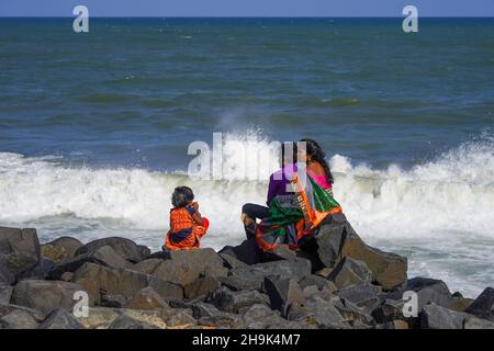 Turisti sulla spiaggia di Pondicherry. Da una serie di foto di viaggio in India del Sud. Data foto: Mercoledì 8 gennaio 2020. Il credito fotografico dovrebbe essere: Richard Grey/EMPICS Foto Stock