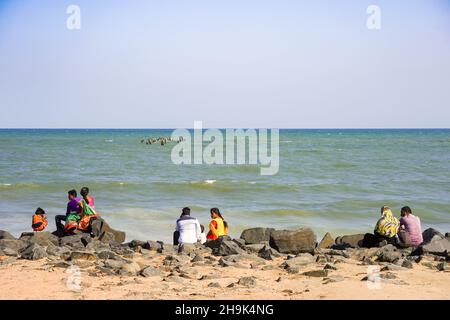 Turisti sulla spiaggia di Pondicherry. Da una serie di foto di viaggio in India del Sud. Data foto: Mercoledì 8 gennaio 2020. Il credito fotografico dovrebbe essere: Richard Grey/EMPICS Foto Stock