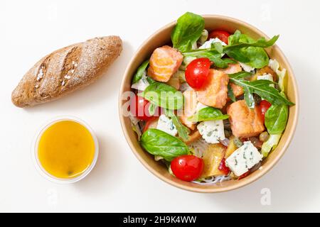 Primo piano di salsa di insalata e pane vicino al piatto Foto Stock