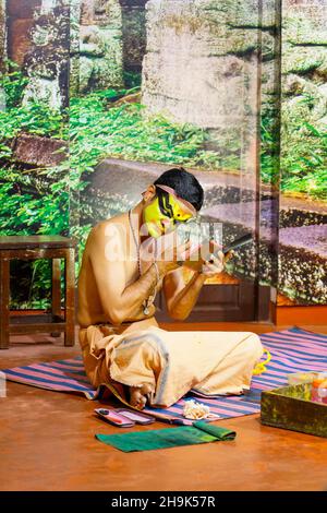 Un attore in una rappresentazione di Narakasuravadham prepara il suo make-up. Da una serie di foto di viaggio a Kerala, India del Sud. Data foto: Venerdì 17 gennaio 2020. Il credito fotografico dovrebbe essere: Richard Grey/EMPICS Foto Stock