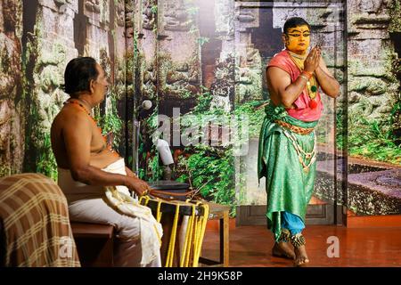 Un attore si prepara per una performance di Narakasuravadham. Da una serie di foto di viaggio a Kerala, India del Sud. Data foto: Venerdì 17 gennaio 2020. Il credito fotografico dovrebbe essere: Richard Grey/EMPICS Foto Stock