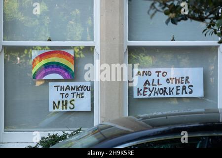 Rainbow Paintings mostra sostegno e grazie per l'NHS nelle finestre delle case di Ealing, Londra. Data foto: Domenica 19 aprile 2020. Il credito fotografico dovrebbe essere: Richard Grey/EMPICS Foto Stock