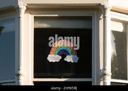 Rainbow Paintings mostra sostegno e grazie per l'NHS nelle finestre delle case di Ealing, Londra. Data foto: Domenica 19 aprile 2020. Il credito fotografico dovrebbe essere: Richard Grey/EMPICS Foto Stock