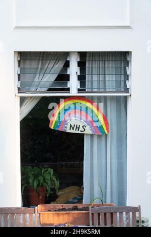 Rainbow Paintings mostra sostegno e grazie per l'NHS nelle finestre delle case di Ealing, Londra. Data foto: Domenica 19 aprile 2020. Il credito fotografico dovrebbe essere: Richard Grey/EMPICS Foto Stock