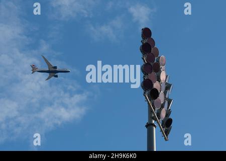 Un aereo vola verso l'aeroporto di Heathrow al semaforo di Craven Cottage, la casa del Fulham football club di Londra. Data foto: Domenica 6 settembre 2020. Il credito fotografico dovrebbe essere: Richard Grey/EMPICS Foto Stock