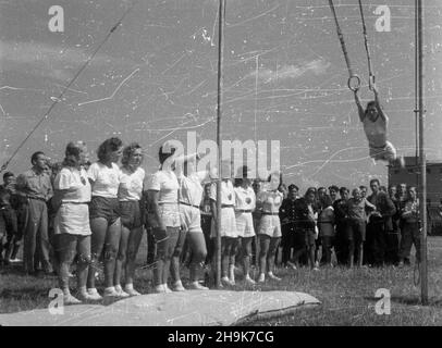 Warszawa, 1948-08. Pierwsze ogólnopolskie Igrzyska Sportowe Zwi¹zków Zawodowych (19-22.VIII) na stadionie Wojskowego Klubu Sportowego Legia, w których rywalizowali w 11 dyscyplinach reprezentanci 17 zwi¹zków zawodowych. NZ. Gimnastyka, zawodniczka podczas æwiczeñ na kó³kach. ka PAP Dok³adny dzieñ wydarzenia nieustalony. Varsavia, 1948 agosto. I giochi sportivi dei sindacati nazionali (agosto 19-22) presso il club sportivo militare Legia. Rappresentanti di 17 sindacati si sfidano in 11 discipline. Nella foto: Ginnastica, esercizi ad anello. ka PAP Foto Stock