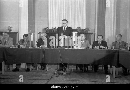 Warszawa, 1948-08-04. Otwarcie obrad II sesji Rady Wspó³pracy Gospodarczej Polsko-Czechos³owackiej w sali konferencyjnej Ministerstwa ¯eglugi. Delegacja czechos³owacka, której przewodniczy³ Ministro handlu zagranicznego dr Antoni Gregor, przebywa³a w Polsce w pierwszej po³owie sierpnia. Goœcie z Czechos³owacji oprócz udzia³u w obradach Rady Wspó³pracy Gospodarczej zwiedzili tak¿e Wystawê Ziem Odzyskanych noi Wroc³awiu. NZ. Przemawia czechos³owacki ministro handlu zagranicznego dr Antoni Gregor. Za sto³em prezydialnym siedz¹: Wiceminister przemys³u i handlu Eugeniusz Szyr (1L), prezes Centralneg Foto Stock