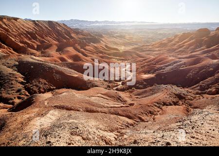 Paesaggio di montagne rosse del deserto nel Kazakistan meridionale Foto Stock