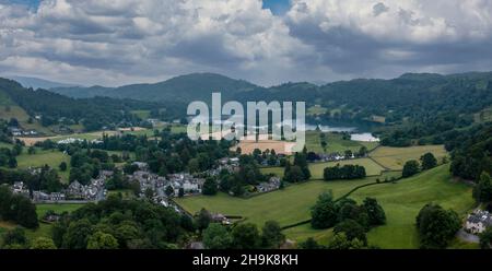 vista panoramica del villaggio di grasmere e del lago verso sud Foto Stock
