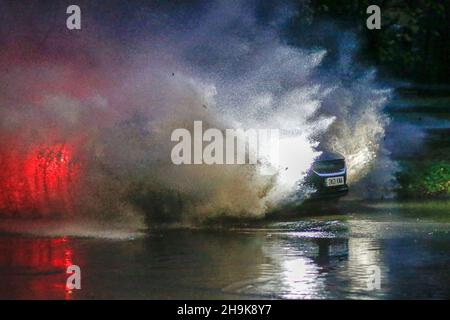 Station Lane, Godalming. 7 dicembre 2021. Venti alti e piogge pesanti associati con Storm barra in tutta la contee Home oggi. Veicoli che attraversano l'acqua a Godalming in Surrey. Credit: james jagger/Alamy Live News Foto Stock