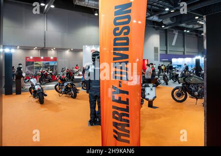 Hong Kong, Cina. 05 dicembre 2021. Harley-Davidson, produttore americano di motociclette, stand durante l'International Motor Expo (IMXHK) che espone auto e motociclette termiche ed elettriche a Hong Kong. (Foto di Budrul Chukrut/SOPA Images/Sipa USA) Credit: Sipa USA/Alamy Live News Foto Stock