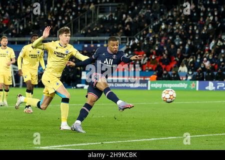 PARIJS, FRANCIA - 7 DICEMBRE: Kylian Mbappe di Parigi Saint-Germain durante il Gruppo A - UEFA Champions League partita tra Parigi Saint-Germain e Club Brugge al Parc des Princes il 7 dicembre 2021 a Parijs, Francia (Foto di Herman Dingler/Orange Pictures) Foto Stock