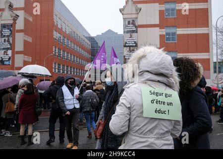 Tolosa, Francia, 7 dicembre 2021. Diverse centinaia di lavoratori del settore sociale e socio-medico hanno risposto alla richiesta di uno sciopero nazionale a Tolosa (Francia) il 7 dicembre 2021. Dopo un raduno di fronte al Consiglio dipartimentale di Haute-Garonne, la processione si è unita all'ARS (Agenzia sanitaria regionale). Vedendosi come i dimenticati del piano Segur, esigevano risorse umane e finanziarie che non permettevano loro di svolgere le loro missioni di servizio pubblico. Foto di Patrick Batard / ABACAPRESS.COM Foto Stock