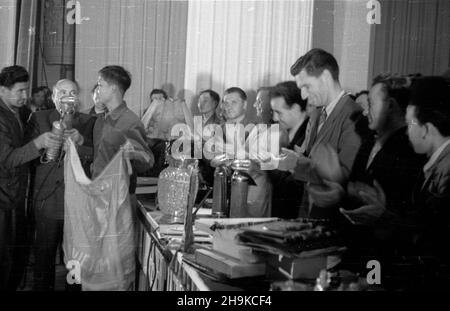 Warszawa, 1948-08-16. Uroczystoœæ zakoñczenia obrad Miêdzynarodowej Konferencji M³odzie¿y Pracuj¹cej, 8-14 sierpnia, teatr Roma. NZ. Delegat Wietnamu Nguyen Van Huong z Hanoi podarowuje flagê przewodnicz¹cemu Œwiatowej Federacji M³odzie¿y Demokratycznej (Federazione Mondiale della Gioventù Democratica) Guy de Boisson (3P). Obok niego przedstawiciel radziecki Nikola Sizof (4P). ka PAP Varsavia, 1948 agosto. La Conferenza Internazionale dei giovani lavoratori, 8-14 agosto, teatro Rom. Nella foto: Delegato del Vietnam Nguyen Van Huong da Hanoi dà una bandiera al presidente della Federazione Mondiale della Gioventù Democratica Foto Stock