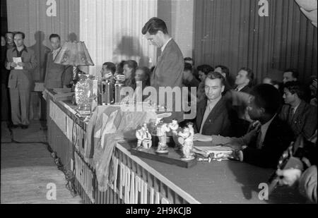 Warszawa, 1948-08-16. Uroczystoœæ zakoñczenia obrad Miêdzynarodowej Konferencji M³odzie¿y Pracuj¹cej (8-14 sierpnia), teatr Roma. NZ. Przemawia przewodnicz¹cy Œwiatowej Federacji M³odzie¿y Demokratycznej (Federazione Mondiale della Gioventù Democratica) Guy de Boisson. ka PAP Varsavia, 16 agosto 1948. Una cerimonia che conclude i dibattiti della Conferenza Internazionale della Gioventù di lavoro (8-14 agosto), Teatro Roma. Nella foto: Capo parlante della Federazione Mondiale della Gioventù Democratica Guy de Boisson. ka PAP Foto Stock