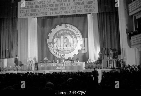 Warszawa, 1948-08-16. Uroczystoœæ zakoñczenia obrad Miêdzynarodowej Konferencji M³odzie¿y Pracuj¹cej (8-14 sierpnia), teatr Roma. ka PAP Varsavia, 16 agosto 1948. Una cerimonia che conclude i dibattiti della Conferenza Internazionale della Gioventù di lavoro (8-14 agosto), Teatro Roma. ka PAP Foto Stock