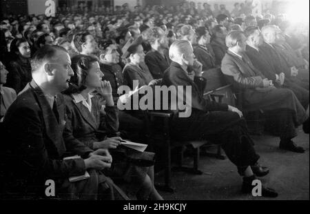 Warszawa, 1948-08-16. Uroczystoœæ zakoñczenia obrad Miêdzynarodowej Konferencji M³odzie¿y Pracuj¹cej (8-14 sierpnia), teatr Roma. ka PAP Varsavia, 16 agosto 1948. Una cerimonia che conclude i dibattiti della Conferenza Internazionale della Gioventù di lavoro (8-14 agosto), Teatro Roma. ka PAP Foto Stock