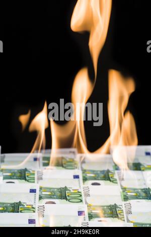 fiamme, soldi, bruciare, bollette bruciare, carta, banconote, distruggere, economia, fuoco, 100, cento, fiamma, molti, crisi, bizzarsi, svalutazione, euro, banconote in euro, cr Foto Stock