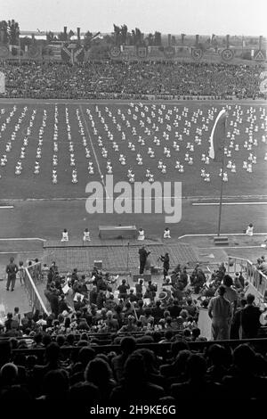 Warszawa, 1948-08-19. Pierwsze ogólnopolskie Igrzyska Sportowe Zwi¹zków Zawodowych (19-22.VIII) na stadionie Wojskowego Klubu Sportowego Legia, w których rywalizowali w 11 dyscyplinach reprezentanci 17 zwi¹zków zawodowych. NZ. Grupowe pokazy gimastyczne podczas jumacji zawodów. ka PAP Varsavia, 19 agosto 1948. La prima competizione sportiva sindacale nazionale (agosto 19-22) che si tiene allo stadio del Club militare sportivo Legia. La manifestazione ha riunito rappresentanti di 17 sindacati che hanno gareggiato in 11 discipline. Nella foto: Una mostra di ginnastica di gruppo durante l'inaugurazione del concorso Foto Stock