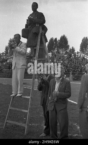 Warszawa, 1948-08-19. Pierwsze ogólnopolskie Igrzyska Sportowe Zwi¹zków Zawodowych (19-22.VIII) na stadionie Wojskowego Klubu Sportowego Legia, w których rywalizowali w 11 dyscyplinach reprezentanci 17 zwi¹zków zawodowych. fotoreporterów. Stanowisko Dok³adny dzieñ. ka PAP wydarzenia nieustalony. Varsavia, 19 agosto 1948. La prima competizione sportiva sindacale nazionale (agosto 19-22) che si tiene allo stadio del Club militare sportivo Legia. La manifestazione ha riunito rappresentanti di 17 sindacati che hanno gareggiato in 11 discipline. Nella foto: Fotografi di stampa. ka PAP Foto Stock