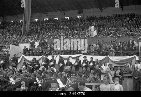 Warszawa, 1948-08-19. Pierwsze ogólnopolskie Igrzyska Sportowe Zwi¹zków Zawodowych (19-22.VIII) na stadionie Wojskowego Klubu Sportowego Legia, w których rywalizowali w 11 dyscyplinach reprezentanci 17 zwi¹zków zawodowych. NZ. Uroczysta inauguracja zawodów. ka PAP Varsavia, 19 agosto 1948. La prima competizione sportiva sindacale nazionale (agosto 19-22) che si tiene allo stadio del Club militare sportivo Legia. La manifestazione ha riunito rappresentanti di 17 sindacati che hanno gareggiato in 11 discipline. Nella foto: La cerimonia di inaugurazione del concorso. ka PAP Foto Stock