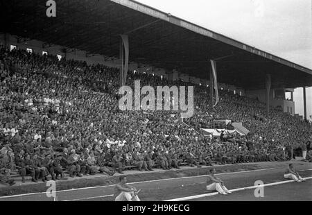 Warszawa, 1948-08-19. Pierwsze ogólnopolskie Igrzyska Sportowe Zwi¹zków Zawodowych (19-22.VIII) na stadionie Wojskowego Klubu Sportowego Legia, w których rywalizowali w 11 dyscyplinach reprezentanci 17 zwi¹zków zawodowych. NZ. Uroczysta inauguracja zawodów. ka PAP Varsavia, 19 agosto 1948. La prima competizione sportiva sindacale nazionale (agosto 19-22) che si tiene allo stadio del Club militare sportivo Legia. La manifestazione ha riunito rappresentanti di 17 sindacati che hanno gareggiato in 11 discipline. Nella foto: La cerimonia di inaugurazione del concorso. ka PAP Foto Stock