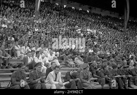 Warszawa, 1948-08-19. Pierwsze ogólnopolskie Igrzyska Sportowe Zwi¹zków Zawodowych (19-22.VIII) na stadionie Wojskowego Klubu Sportowego Legia, w których rywalizowali w 11 dyscyplinach reprezentanci 17 zwi¹zków zawodowych. NZ. Uroczysta inauguracja zawodów. ka PAP Varsavia, 19 agosto 1948. La prima competizione sportiva sindacale nazionale (agosto 19-22) che si tiene allo stadio del Club militare sportivo Legia. La manifestazione ha riunito rappresentanti di 17 sindacati che hanno gareggiato in 11 discipline. Nella foto: La cerimonia di inaugurazione del concorso. ka PAP Foto Stock