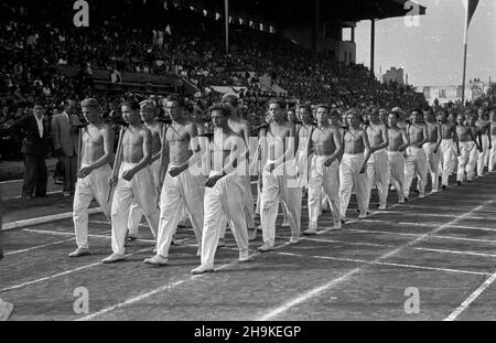 Warszawa, 1948-08-19. Pierwsze ogólnopolskie Igrzyska Sportowe Zwi¹zków Zawodowych (19-22.VIII) na stadionie Wojskowego Klubu Sportowego Legia, w których rywalizowali w 11 dyscyplinach reprezentanci 17 zwi¹zków zawodowych. defilada sportowców podczas uroczystej inaugacji zawodów. ka PAP Varsavia, 19 agosto 1948. La prima competizione sportiva sindacale nazionale (agosto 19-22) che si tiene allo stadio del Club militare sportivo Legia. La manifestazione ha riunito rappresentanti di 17 sindacati che hanno gareggiato in 11 discipline. Nella foto: Sfilata degli atleti durante l'inaugurazione della competizione Foto Stock