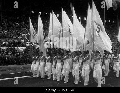 Warszawa, 1948-08-19. Pierwsze ogólnopolskie Igrzyska Sportowe Zwi¹zków Zawodowych (19-22.VIII) na stadionie Wojskowego Klubu Sportowego Legia, w których rywalizowali w 11 dyscyplinach reprezentanci 17 zwi¹zków zawodowych. defilada sportowców podczas uroczystej inaugacji zawodów. ka PAP Varsavia, 22 agosto 1948. La prima competizione sportiva sindacale nazionale (agosto 19-22) che si tiene allo stadio del Club militare sportivo Legia. La manifestazione ha riunito rappresentanti di 17 sindacati che hanno gareggiato in 11 discipline. Nella foto: L'atleta sfilata durante la gara inaugurale Foto Stock