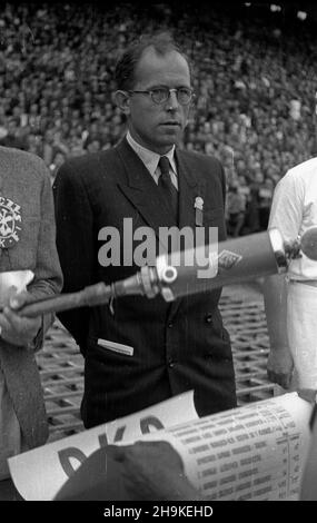 Warszawa, 1948-08-19. Pierwsze ogólnopolskie Igrzyska Sportowe Zwi¹zków Zawodowych (19-22.VIII) na stadionie Wojskowego Klubu Sportowego Legia, w których rywalizowali w 11 dyscyplinach reprezentanci 17 zwi¹zków zawodowych. NZ. m.in. przewodnicz¹cy Komisji Centralnej Zwi¹zków Zawodowych Kazimierz Witaszewski (w okularach). ka PAP Varsavia, 19 agosto 1948. La prima competizione sportiva sindacale nazionale (agosto 19-22) che si tiene allo stadio del Club militare sportivo Legia. La manifestazione ha riunito rappresentanti di 17 sindacati che hanno gareggiato in 11 discipline. Nella foto: Testa del centro Foto Stock