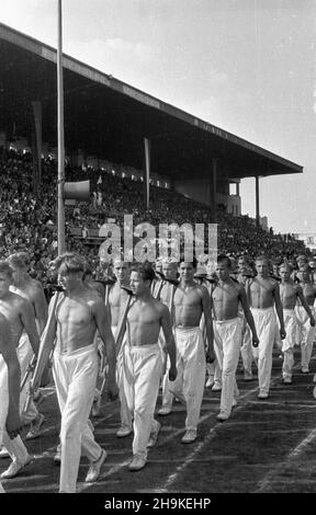 Warszawa, 1948-08-19. Pierwsze ogólnopolskie Igrzyska Sportowe Zwi¹zków Zawodowych (19-22.VIII) na stadionie Wojskowego Klubu Sportowego Legia, w których rywalizowali w 11 dyscyplinach reprezentanci 17 zwi¹zków zawodowych. defilada sportowców podczas uroczystej inaugacji zawodów. ka PAP Varsavia, 19 agosto 1948. La prima competizione sportiva sindacale nazionale (agosto 19-22) che si tiene allo stadio del Club militare sportivo Legia. La manifestazione ha riunito rappresentanti di 17 sindacati che hanno gareggiato in 11 discipline. Nella foto: Sfilata degli atleti durante l'inaugurazione della competizione Foto Stock