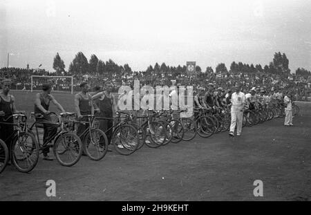 Warszawa, 1948-08-19. Pierwsze ogólnopolskie Igrzyska Sportowe Zwi¹zków Zawodowych (19-22.VIII) na stadionie Wojskowego Klubu Sportowego Legia, w których rywalizowali w 11 dyscyplinach reprezentanci 17 zwi¹zków zawodowych. NZ. wyœcig kolarski, zawodnicy na starcie. ka PAP Varsavia, 19 agosto 1948. La prima competizione sportiva sindacale nazionale (agosto 19-22) che si tiene allo stadio del Club militare sportivo Legia. La manifestazione ha riunito rappresentanti di 17 sindacati che hanno gareggiato in 11 discipline. Nella foto: Una gara ciclistica, ciclisti alla partenza. ka PAP Foto Stock