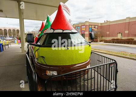 Hershey, PA, USA - 3 dicembre 2021: Il Kissmobile, ora un Grinchmobile, è parcheggiato vicino al Chocolate World di Hershey. I baci sono stati cambiati in Foto Stock