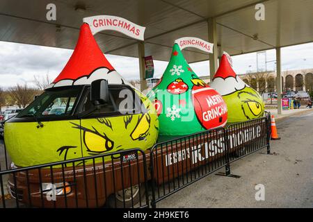 Hershey, PA, USA - 3 dicembre 2021: Il Kissmobile, ora un Grinchmobile, è parcheggiato vicino al Chocolate World di Hershey. I baci sono stati cambiati in Foto Stock