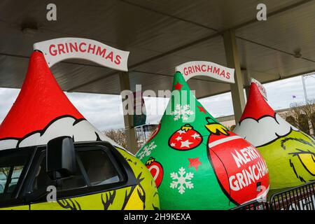 Hershey, PA, USA - 3 dicembre 2021: Il Kissmobile, ora un Grinchmobile, è parcheggiato vicino al Chocolate World di Hershey. I baci sono stati cambiati in Foto Stock