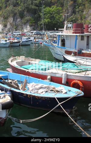 Cetara, Italia - 26 maggio 2018: Pescherecci ormeggiati nel porto di Cetara Foto Stock