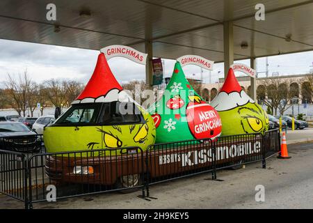 Hershey, PA, USA - 3 dicembre 2021: Il Kissmobile, ora un Grinchmobile, è parcheggiato vicino al Chocolate World di Hershey. I baci sono stati cambiati in Foto Stock