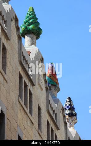 Barcellona, Spagna - 17 maggio 2021: Primo piano di vari camini colorati sul tetto del Palazzo di Güell Foto Stock