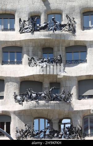 Barcellona, Spagna - 17 maggio 2017: Vista frontale della Casa Mila di Antoni Gaudi Foto Stock